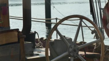  Geminin tekeri sakin bir denizin arka planında