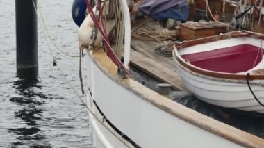 Beyaz bir filika ile beyaz bir yelkenli geminin yan tarafında