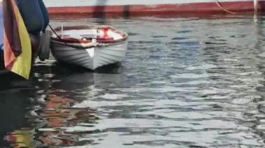 Beyaz tekne por 'da dalgalarda sallanıyor.