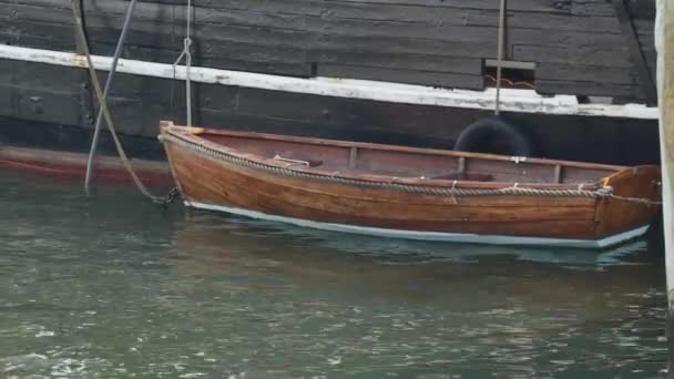 Schaukelndes Holzboot Der Schwarzen Seite Des Schiffes — Stockvideo