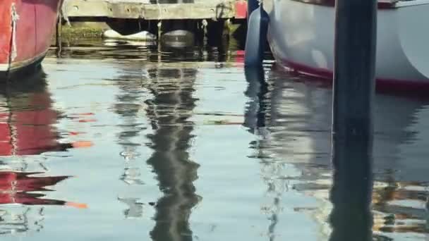 Mehrere Große Gebundene Boote Schaukeln Auf Den Wellen Blick Von — Stockvideo