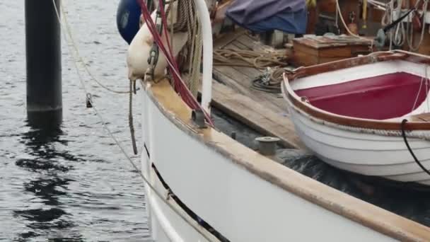 Seite Eines Weißen Festgemachten Segelschiffs Mit Einem Weißen Rettungsboot — Stockvideo