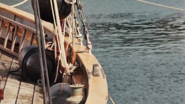 Розсувна Палуба Матросного Вітрильного Корабля Спокійному Морі Гавані — стокове відео