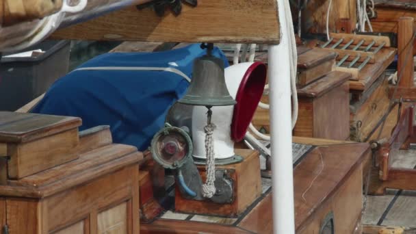 Гойдалка Палуби Вітрильного Корабля Судновим Дзвоном — стокове відео