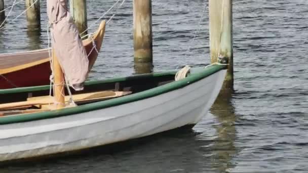 Két Csónak Kikötőben Vízen — Stock videók