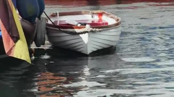 Білий Човен Хитається Хвилях Порту Крупним Планом — стокове відео