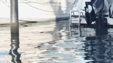  Dış motorlu demirlemiş teknelerin alt görüntüsü