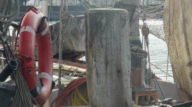 Flensburg, Almanya - 3 Eylül 2023 Limanda demirlemiş bir gemide can simidi