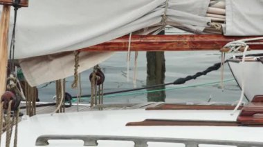 Direkli yelkenli yelkenli bir yelkenli.