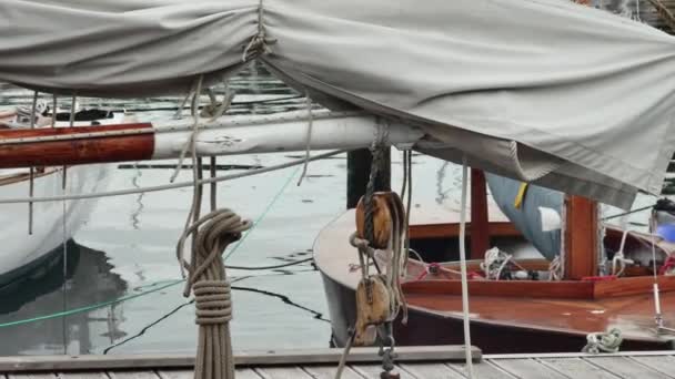 Demir Bir Direğe Bağlı Yelkenli Yelkenli Iskeledeki Yelkenli Kayıkların Yanında — Stok video