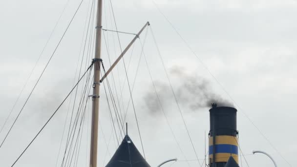 Limandaki Yolcu Gemisinin Bacasından Siyah Duman Çıkıyor — Stok video