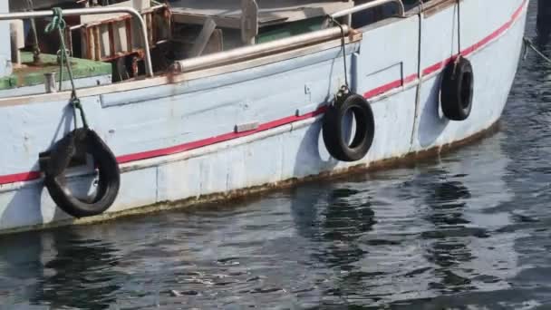 Bordo Viejo Barco Azul Amarrado Puerto — Vídeos de Stock