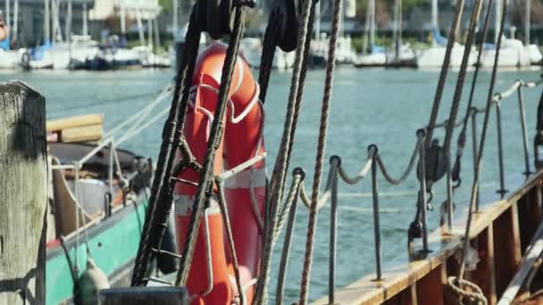 Bord Eines Festgemachten Segelschiffs Mit Rettungsring Hafen — Stockvideo