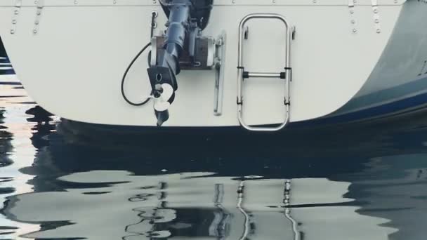 Vista Basso Sul Retro Una Barca Con Motore Fuoribordo — Video Stock