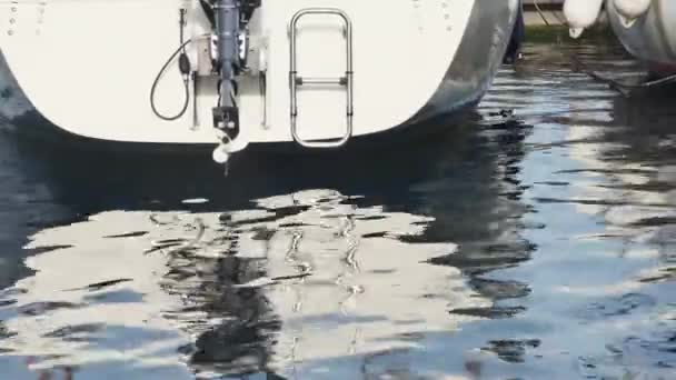 Blick Von Unten Auf Die Rückseite Der Festgemachten Boote Mit — Stockvideo