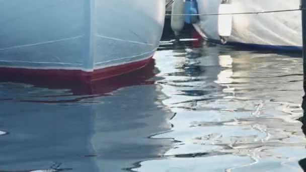 港湾内一艘大船船头的底部视图 — 图库视频影像