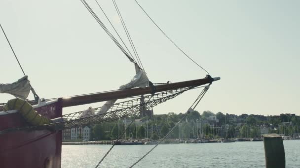 Flensburg Alemania Junio 2023 Vista Lateral Proa Viejo Barco Amarrado — Vídeo de stock