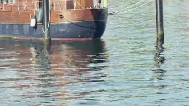 Vorderansicht Eines Kleinen Hölzernen Schiffes Das Stadthafen Festgemacht Hat — Stockvideo