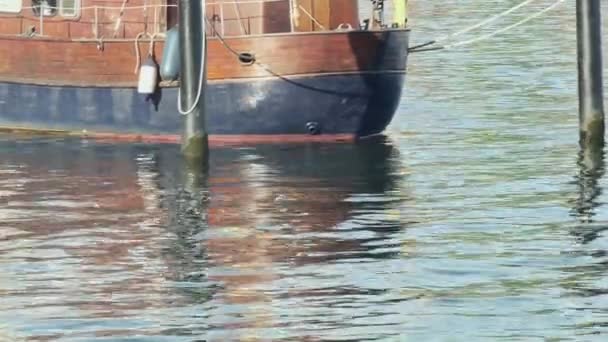 Vista Frontal Pequeño Barco Madera Amarrado — Vídeos de Stock