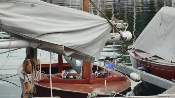 Şehir Limanında Yelkenli Teknelerin Yanına Asılmış Demir Direkler — Stok video