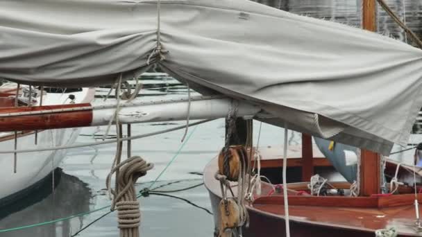 Limandaki Yelkenli Teknelerin Yanına Katlanmış Demir Direkler — Stok video