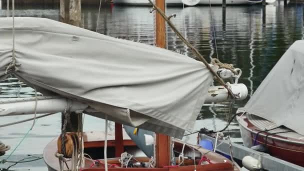 Yelkenli Teknelerin Yanına Katlanmış Demir Direkler — Stok video