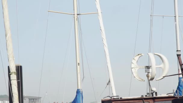 港口内的桅杆在空中迎风飘扬 — 图库视频影像