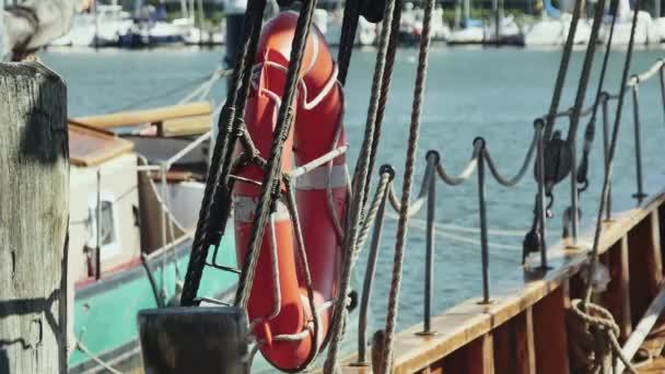 Egy Kikötött Vitorlás Hajó Oldalán Mentőövvel — Stock videók