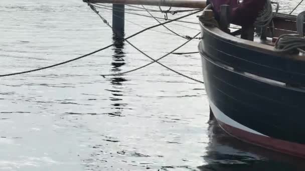 Demirlemiş Bir Yelkenlinin Pruvasının Yan Görüntüsü Yakın Plan — Stok video