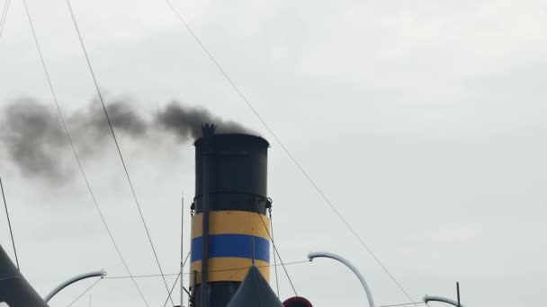 厚い黒い煙は蒸気船の煙突から出る — ストック動画