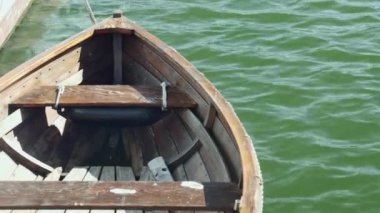 Limanda sallanan bir teknenin yakın çekimi.