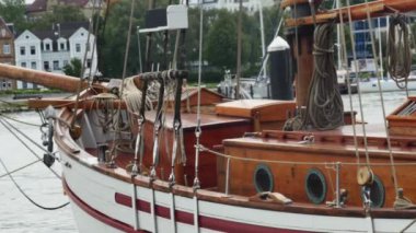  Flensburg, Almanya - 17 Ağustos 2023. Beyaz demirli yelkenli gemi şehir limanında