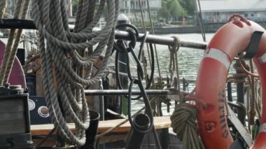 Flensburg, Almanya - 3 Eylül 2023 Şehir limanında cankurtaran şamandırası taşıyan bir yelkenliyle