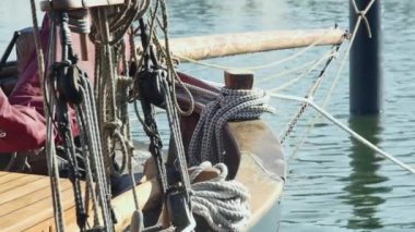 Limandaki bir geminin demirli pruvasının arka görüntüsü, yakın plan.