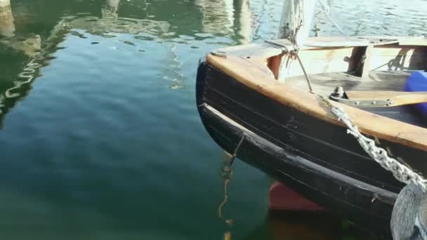 Rückseite Eines Holzbootes Mit Außenbordruder Stadthafen — Stockvideo