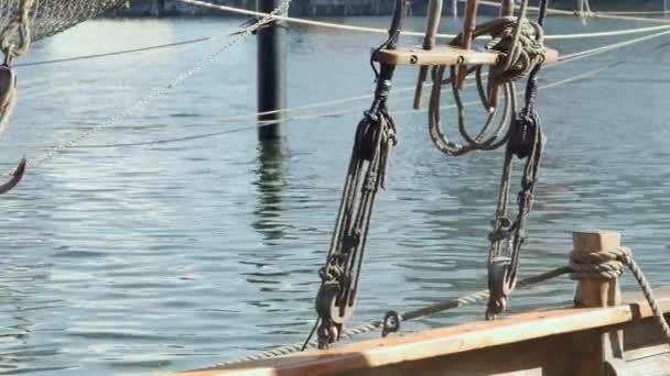 Pokładzie Zacumowanego Żaglowca Porcie Spokojnym Morzu — Wideo stockowe