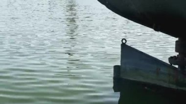 Dengeli bir dümeni olan büyük bir demirli geminin arka tarafı, yakın plan.