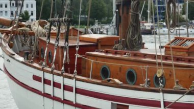 Beyaz demirli yelkenli gemi şehir limanında