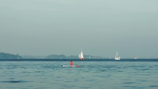 Flensburg Almanya Eylül Genç Bir Çocuk Yüzen Bir Yelkenlinin Arka — Stok video