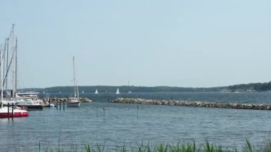 Flensburg, Almanya - 9 Temmuz 2023. Otoparktan denize açılan bir yat, limandaki yat parkında.