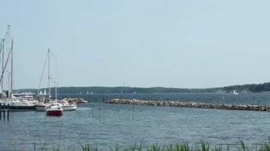 Flensburg, Almanya - 9 Temmuz 2023 Kırmızı yat park yerinden kalkıyor.