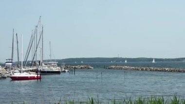 Flensburg, Almanya - 9 Temmuz 2023. Deniz limanında yelkenli teknelerin demirlemesi.