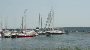 Flensburg, Almanya - 9 Haziran 2023. Baltık kıyısı yakınlarında demirli yatlar