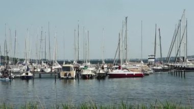 Flensburg, Almanya - 9 Temmuz 2023. Limana demirlemiş yelkenli yatlar