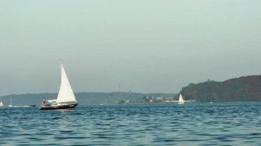 Flensburg, Almanya - 10 Eylül 2023 Limandaki bir yatın yan görüntüsü.