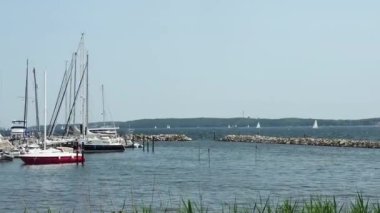  Flensburg, Almanya - 9 Haziran 2023. Deniz kıyısında demirli yatlar