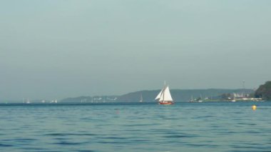 Limanda eski usul yelkenli çok güzel..