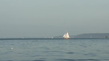 Limanda yüzen eski tarz yelkenli, yan görünüş