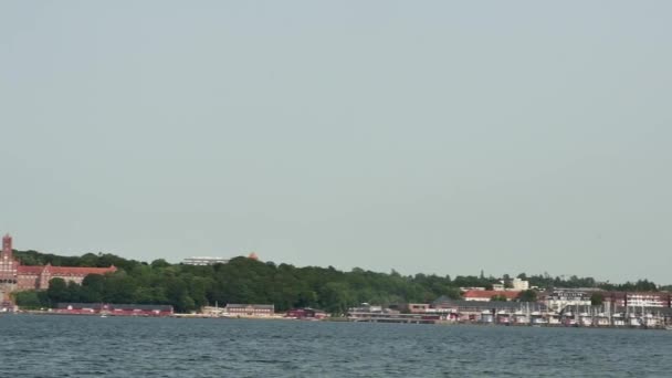 Flensburg Tyskland Juli 2023 Segelbåt Gungande Små Vågor Med Maritim — Stockvideo