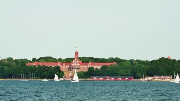 Flensburg Almanya Temmuz 2023 Karşıt Binalar Bir Deniz Okulu Manzarası — Stok video